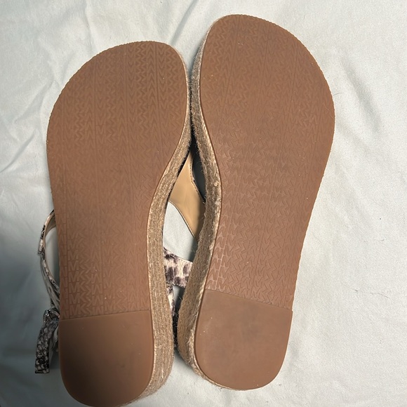 Barely worn Michael Kors cute wedged sandal ✨ Size 7! - Picture 3 of 5